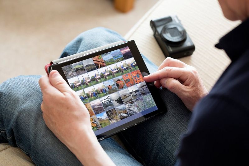 Share and store photos with Wi-Fi and Bluetooth®