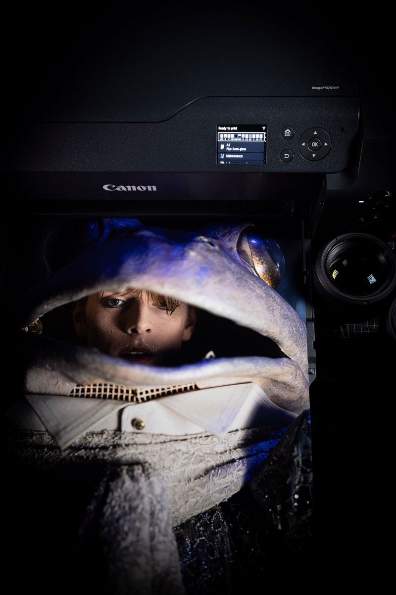 В лотке принтера Canon imagePROGRAF PRO-1100 лежит отпечатанный портрет.