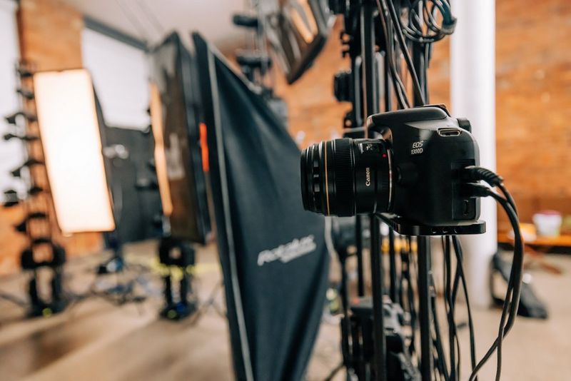 Primo piano di una fotocamera Canon EOS 1300D montata su un rig in uno studio di fotogrammetria 3D.