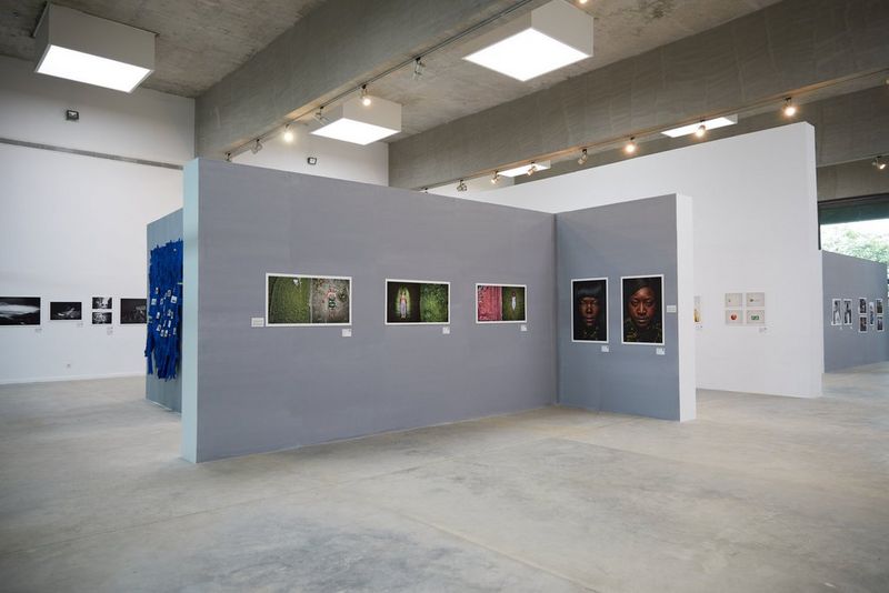 L'interno di una galleria con le fotografie esposte sulle pareti per l'inaugurazione dell'Africa Foto Fair 2022.