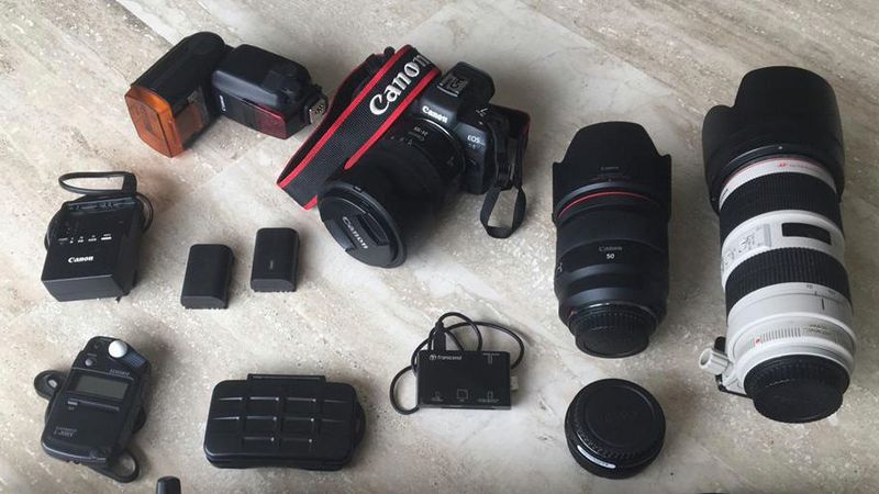 Équipement d'Aïda Muluneh contenant des appareils photo, des objectifs et des accessoires Canon.