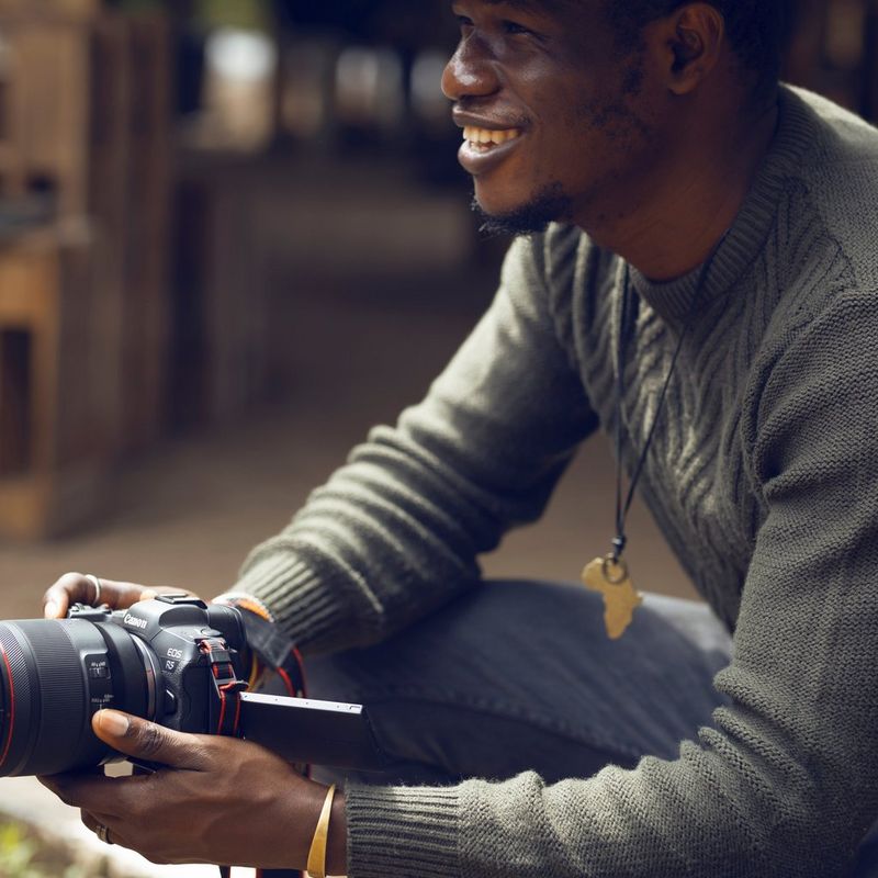 Headshot of Canon Ambassador and lifestyle photographer Emmanuel Oyeleke.