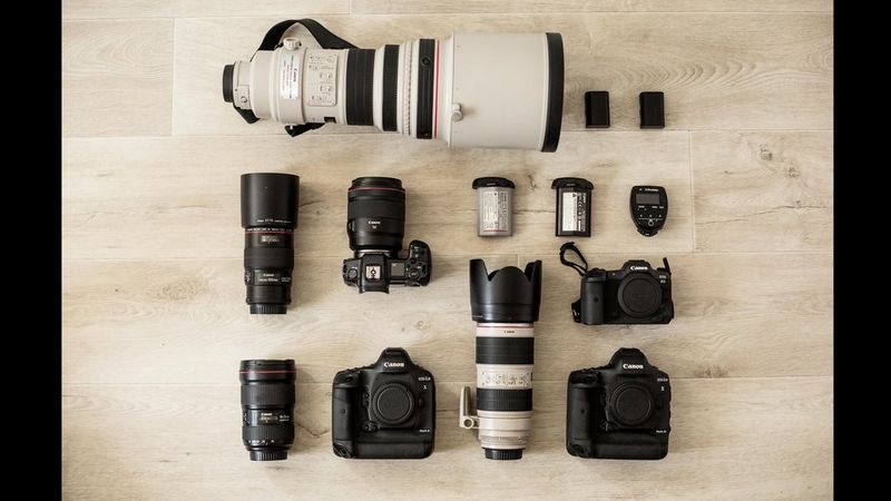 L'équipement d'Emmanuel Oyeleke contenant ses appareils photo et objectifs Canon.