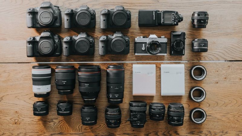 Équipement des ambassadeurs Canon, Katarzyna Brońska-Popiel et Jakub Popiel, contenant des appareils photo, objectifs et accessoires Canon.