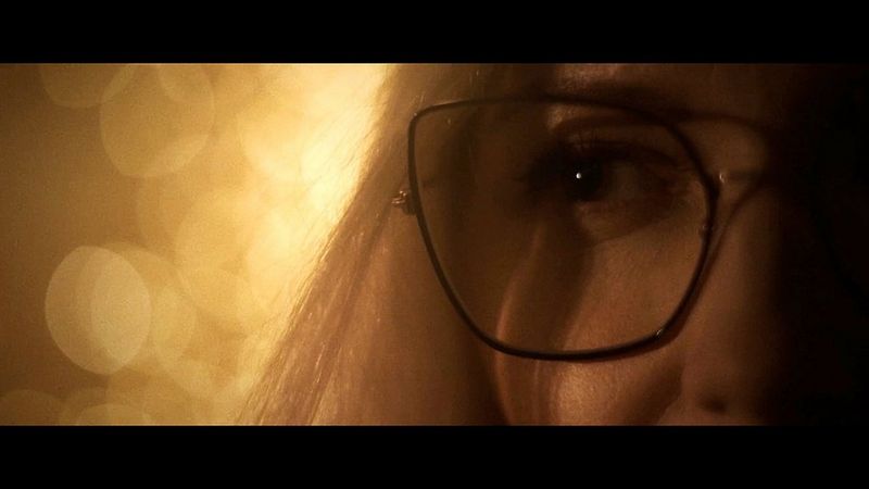 Image tirée d'une vidéo destinée à une clinique ophtalmologique, montrant un mannequin portant des lunettes de marque sur un fond de grand bokeh circulaire. Photo prise par l'ambassadeur Canon Matic Borković avec une Canon EOS C70.