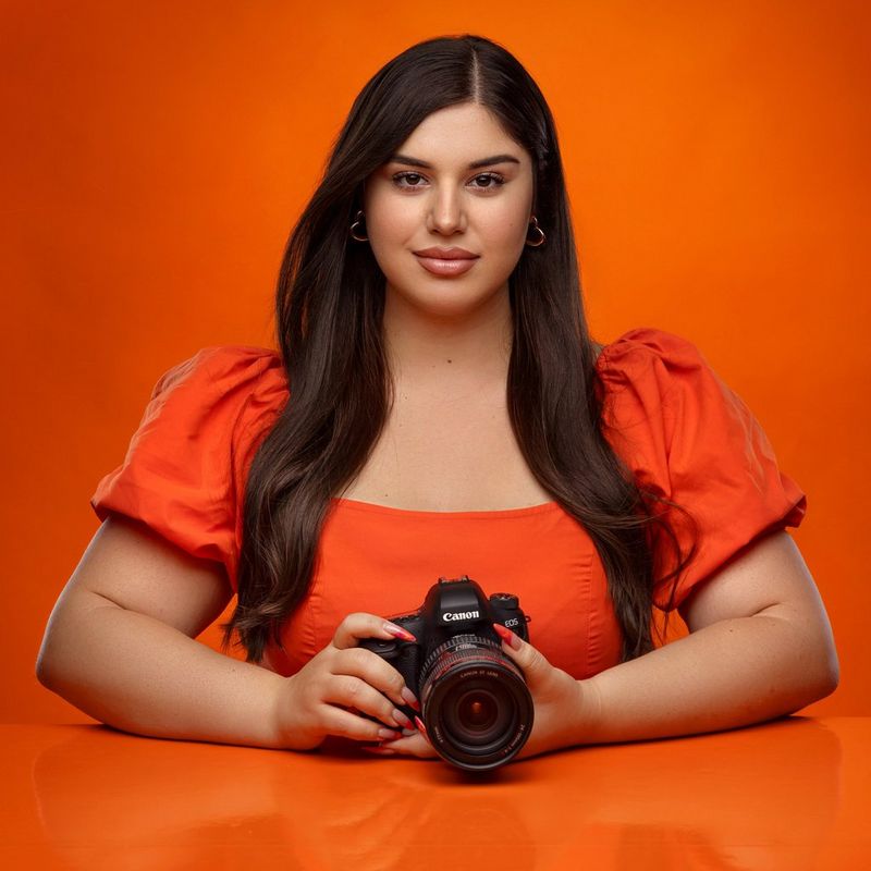 A headshot of Canon Ambassador Mor Tzidon holding a Canon camera.