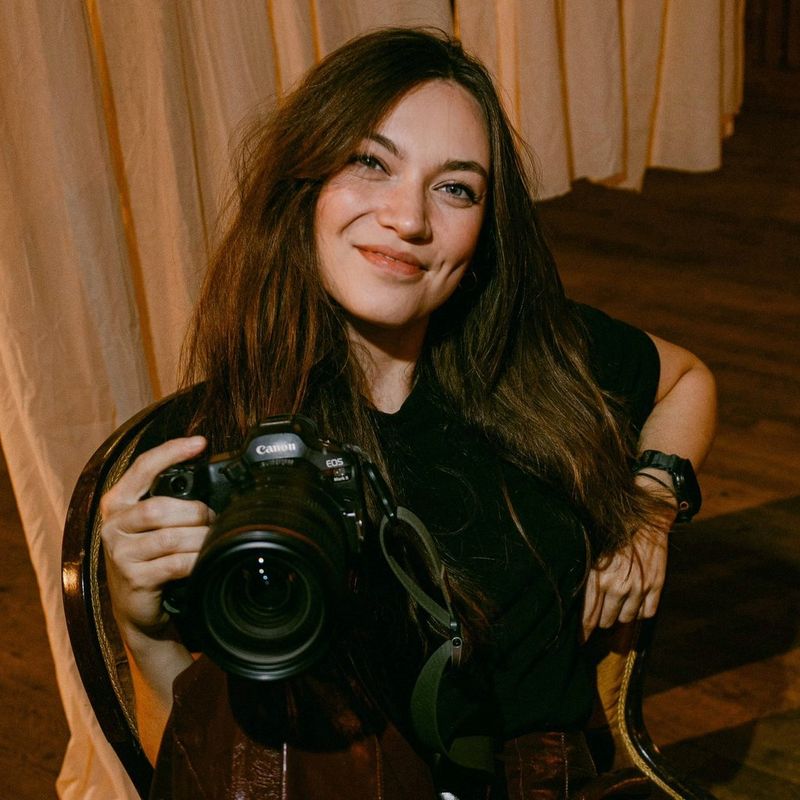 A headshot of Canon Ambassador Raïs De Weirdt holding a Canon camera.