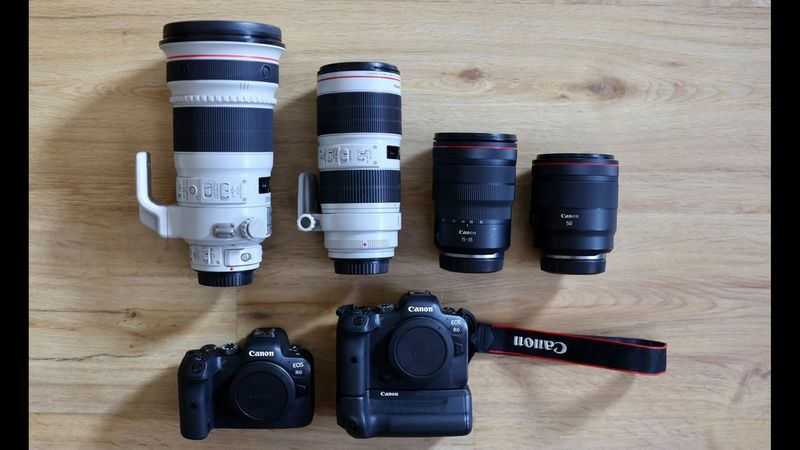 L'équipement de Samo Vidic contenant ses appareils photo et objectifs Canon.