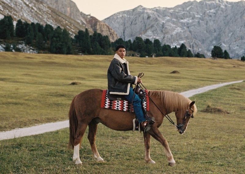 Рэпер AntsLive едет верхом на лошади на фоне Доломитовых Альп; кадр из видео на песню Number One Candidate.