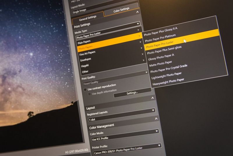 Een close-up van de instellingen voor papierselectie in Canon's Professional Print & Layout-software.