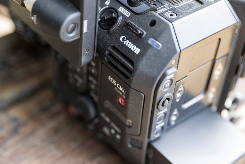 Una videocamera cinematografica Canon EOS C300 Mark III.