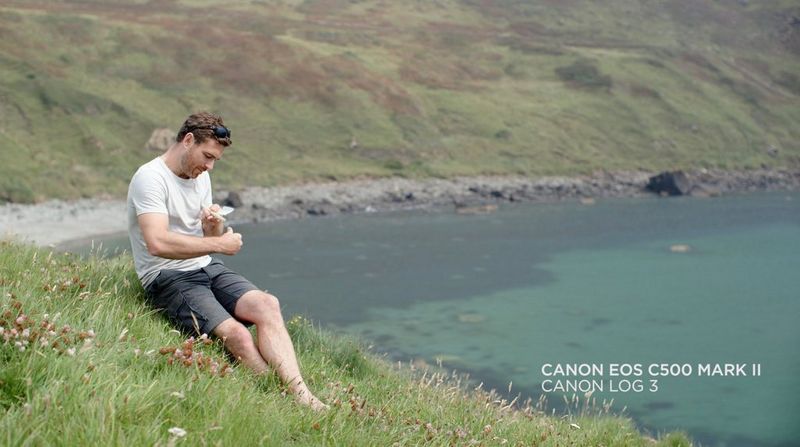 Immagine di un uomo seduto sul pendio di una collina vicino al mare, tratta da un video girato con Canon EOS C500 Mark II.