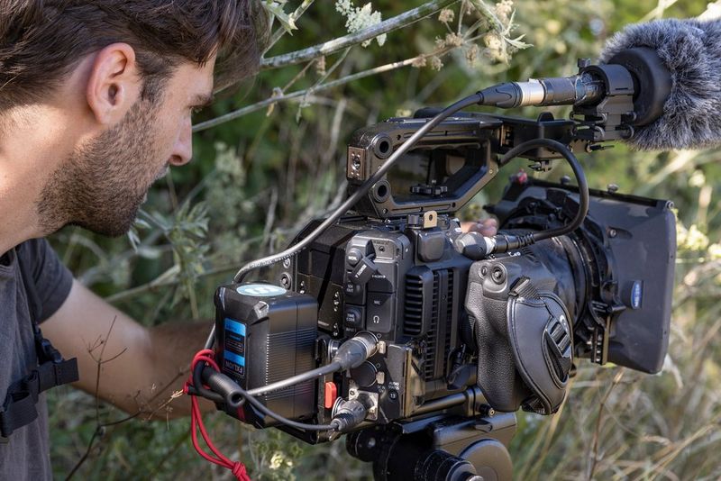 Il regista di documentari Ben Sherlock con una videocamera cinematografica Canon.