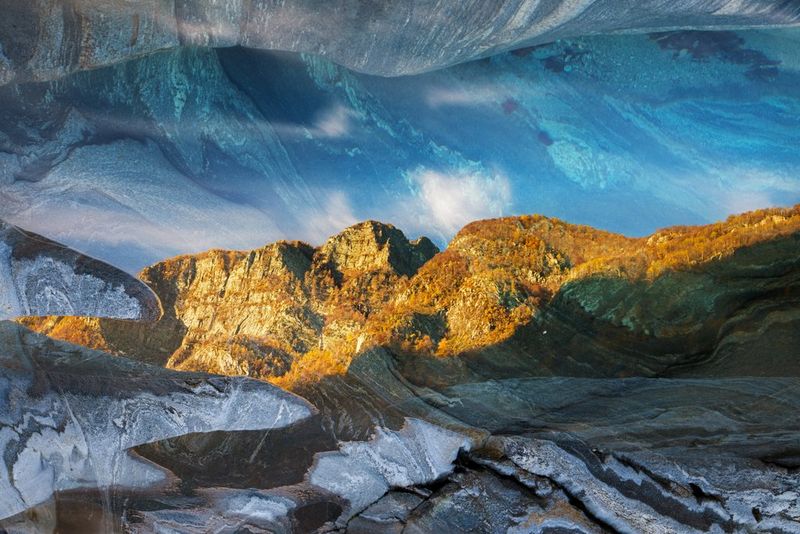 Weerspiegeling van bergen in een stenen meertje.