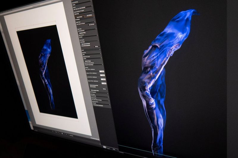 Фотография девушки-танцора, обернутой в прозрачную синюю ткань, в программе Canon Professional Print & Layout.