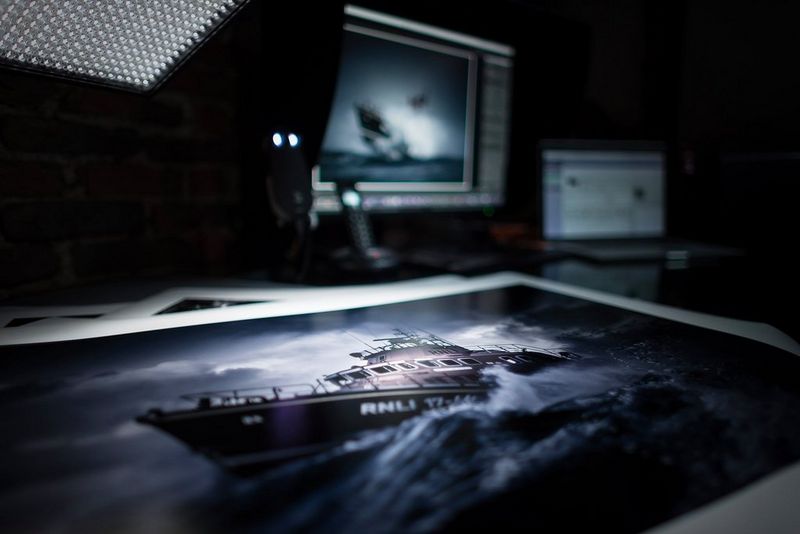 Высококачественная цветная печатная фотография, на которой спасательное судно Королевского национального института по спасению на воде запечатлено в морских водах.