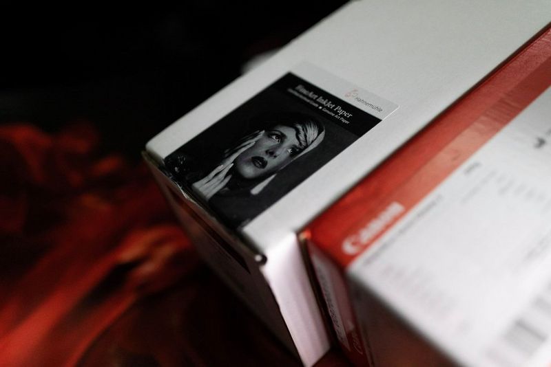 Упаковка бумаги Hahnemühle FineArt Inkjet, запечатленная под углом.