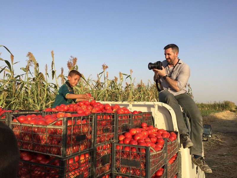 Il fotoreporter irlandese Ivor Prickett scatta una foto di un ragazzo iracheno su un furgone carico di pomodori.