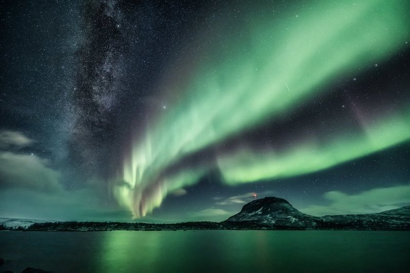 Dancing lights and lava flows captured on the EOS R6