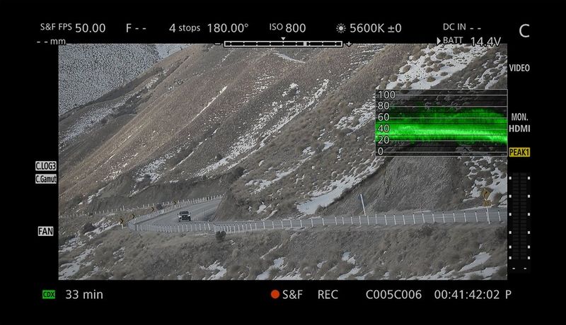 Le preimpostazioni Canon Log sono mostrate sul retro dello schermo, assicurando una gamma dinamica più ampia in post-produzione.
