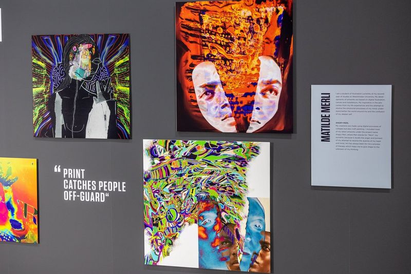 Meerdere prints van kunstwerken gemaakt door studente Matilde Merli. De prints zijn aan een tentoonstellingswand gehangen met het volgende citaat erbij: 'Print catches people off-guard’ (‘Print trekt meteen de aandacht’).