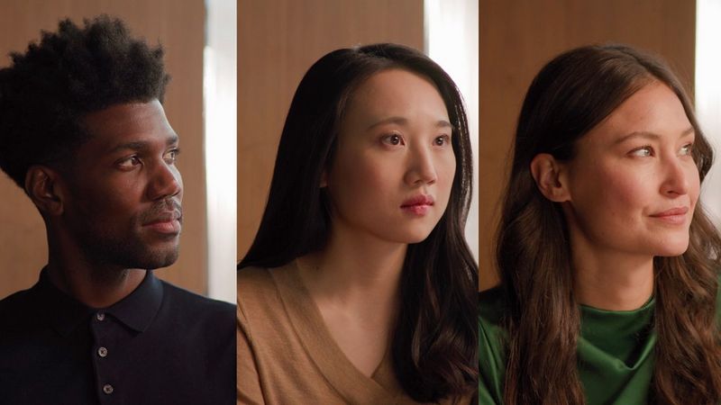 Трое актеров — темнокожий мужчина, женщина азиатской и женщина европейской внешности — в профиль, все они смотрят влево.