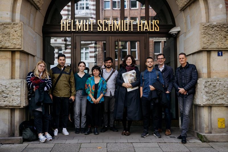 I finalisti del Canon Student Development Programme con lo staff di Die Zeit e di Canon Europe fuori dalla Helmut Schmidt Haus ad Amburgo, in Germania.