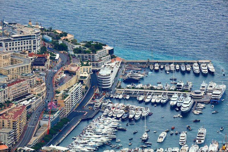 Een luchtfoto van de start van de Grand Prix van Monaco in 2018, gefotografeerd vanaf een bergtop door Frits van Eldik.