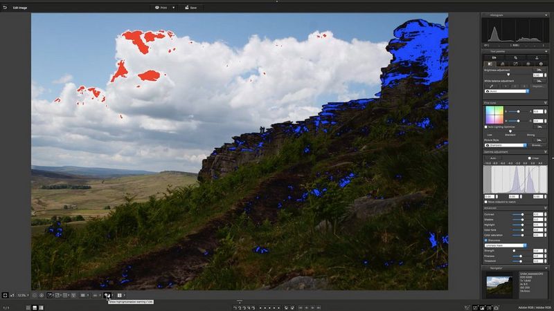 Una foto di paesaggio con il software DPP di Canon con una sovrapposizione di rosso sulle luci delle nuvole e di blu sulle ombre ritagliate del primo piano scuro.