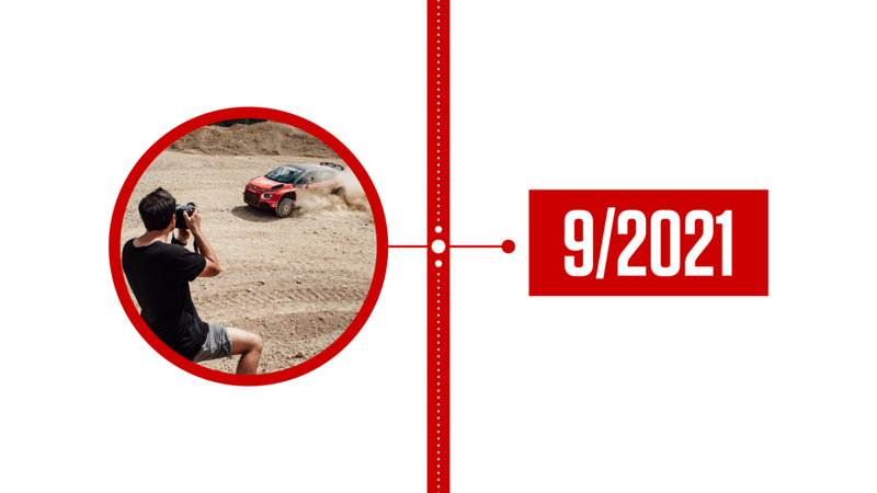 Een afbeelding met een verticale tijdlijn, met rechts de tekst '9/2021 en links een foto van een man die een rallyauto fotografeert.