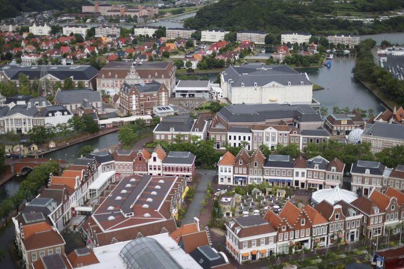 Een foto van bovenaf van Huis Ten Bosch in Nagasaki, Japan, een nagebouwde Nederlandse stad met grachten.