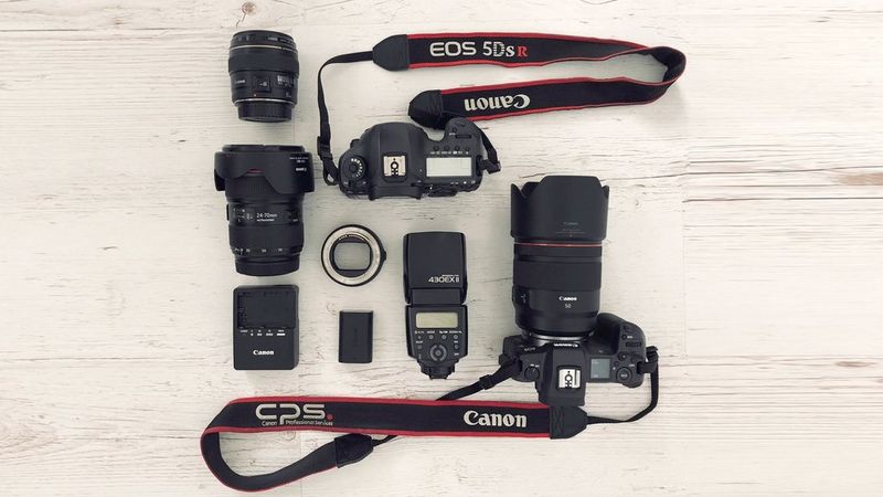 Оборудование Canon Ярослава Мончака на столе.