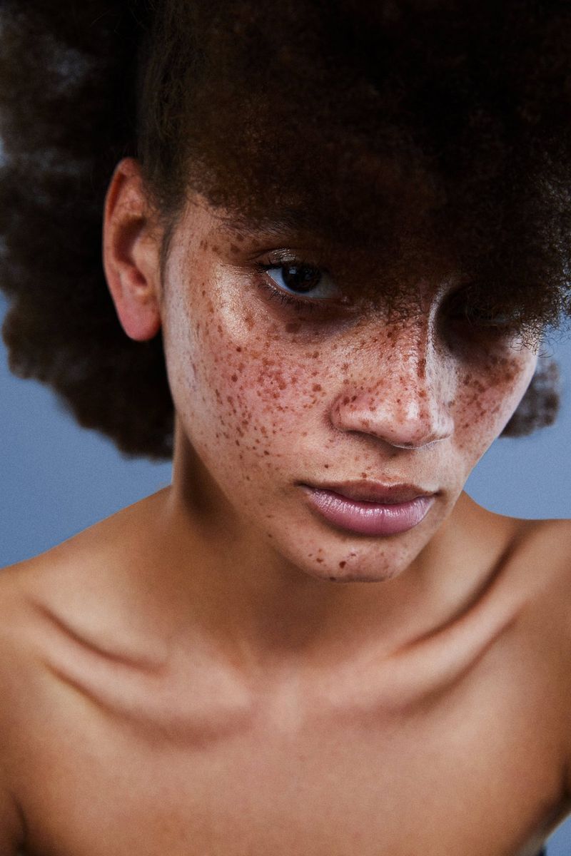 Gros-plan de la tête et des épaules d'une personne lors d'une séance photo de beauté réalisée par Kid Circus.