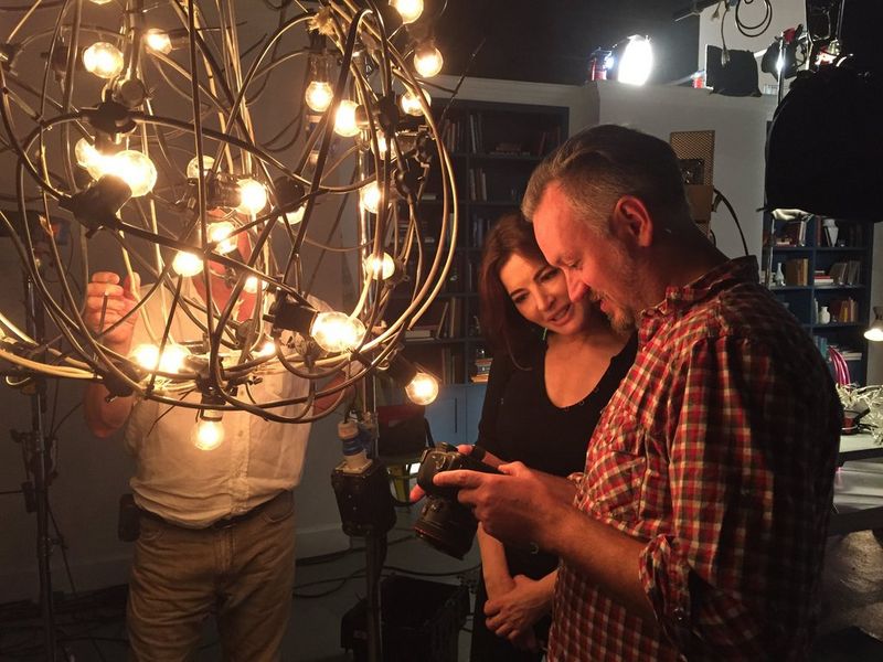 Robin Fox e Nigella Lawson guardano lo schermo della fotocamera Canon EOS 5D Mark II sul set, a fianco di un grosso impianto luci.