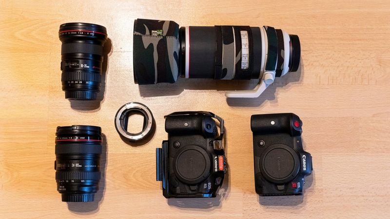 Il kit di Christine Sonvilla e Marc Graf, che contiene fotocamere, obiettivi e accessori Canon.