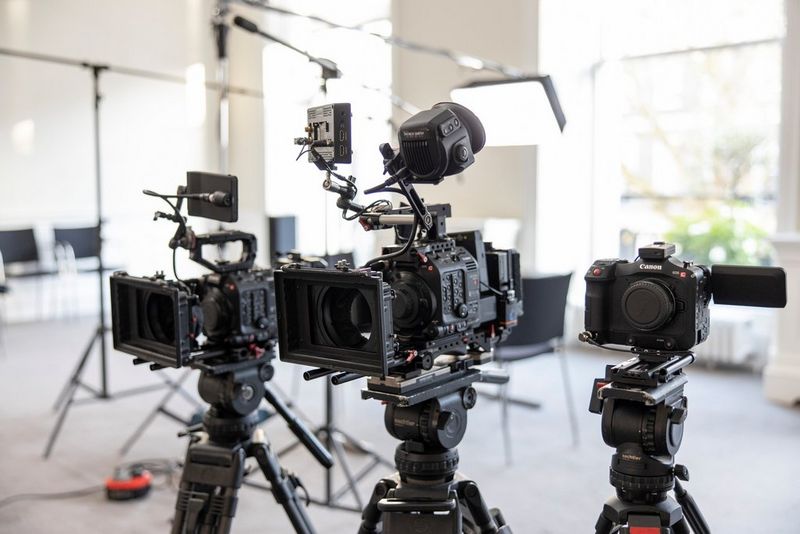 Три кинокамеры Canon Cinema EOS на штативах — EOS C300 Mark III, EOS C500 Mark II и EOS C70.
