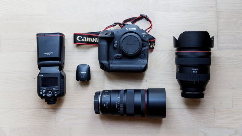 De uitrusting van Nikolai Linares, met Canon-camera’s, -objectieven en -accessoires.