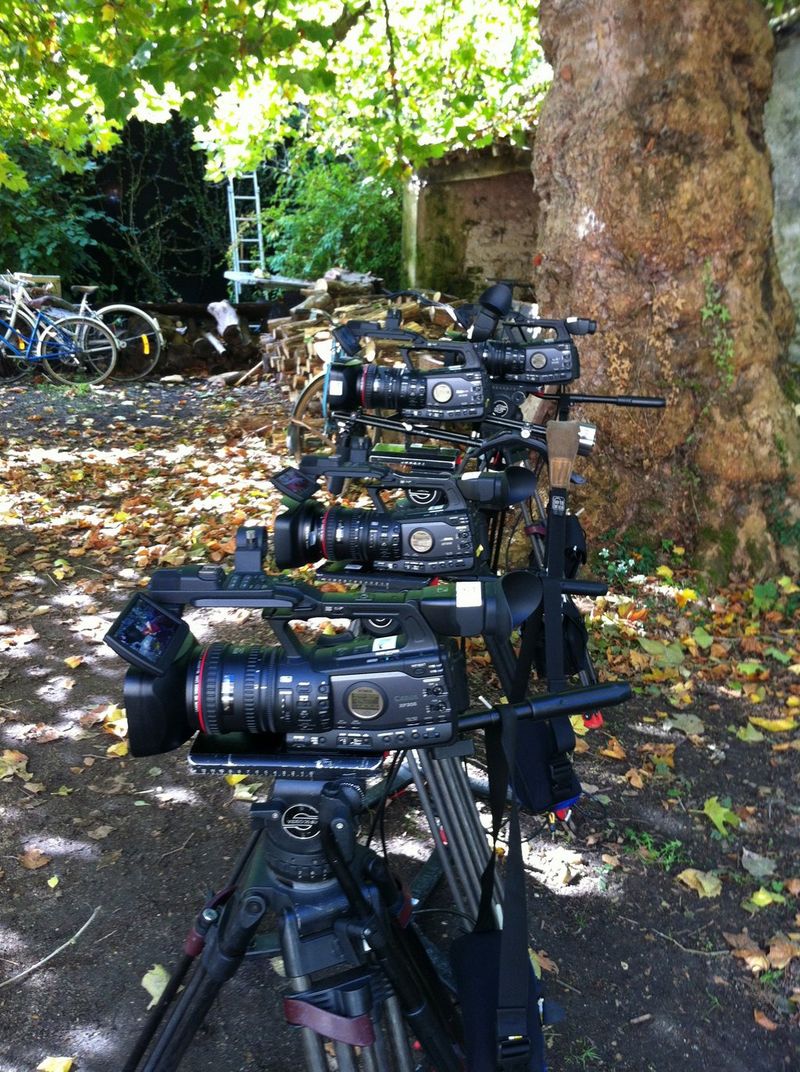 Ряд видеокамер Canon XF305 для многокамерной съемки снаружи.