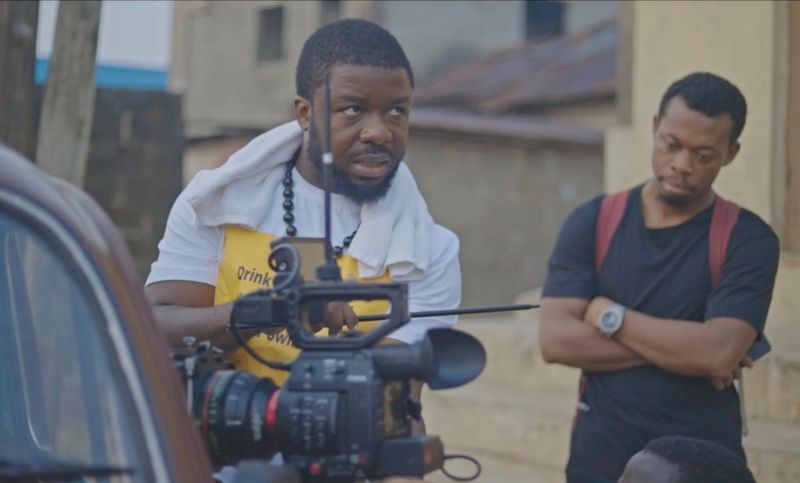 Даниэль Эхимен на съемочной площадке рядом с камерой Canon EOS.