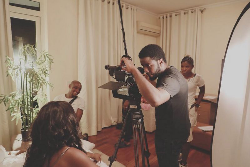 Режиссер Даниэль Эхимен настраивает камеру на съемочной площадке.