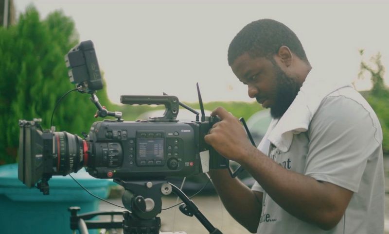 Режиссер Даниэль Эхимен управляет камерой Canon EOS C700.