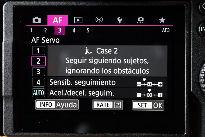 La pantalla de configuración de AF de la EOS R6, en la que se ve cómo la cámara está configurada en Servo AF con el preajuste Caso 2 seleccionado.