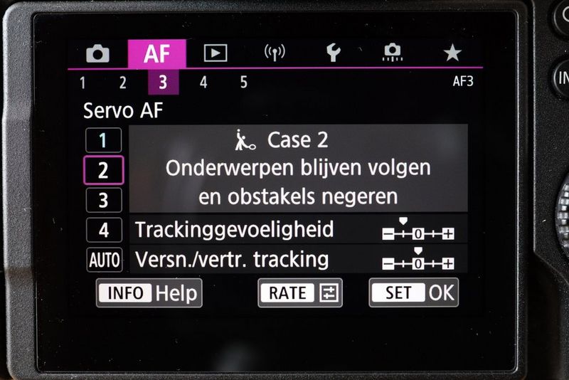 Het AF-configuratiescherm van een EOS R6 waarop de camera is ingesteld op Servo AF en de vooraf ingestelde instelling Optie 2 is geselecteerd.