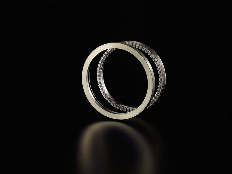 Un motore USM ad anello con rotore e statore dentellato.