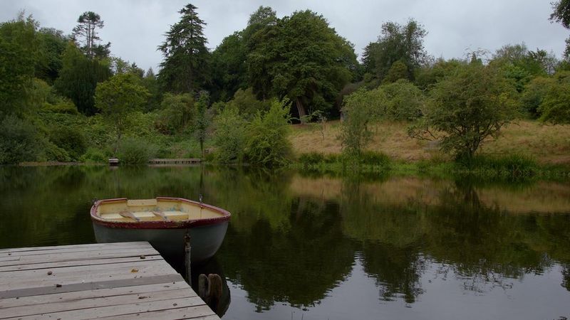 Dezelfde scène van een boot die aan een steiger is vastgemaakt, opgenomen met Canon Log, na de nabewerking, met veel rijkere kleuren en tonen.