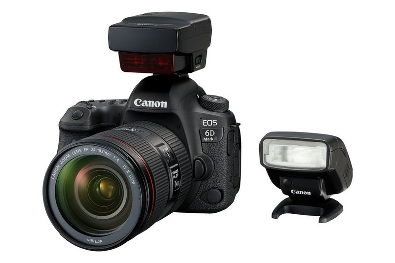 Een Canon EOS 6D Mark II met EF 24-105mm-objectief, met een Speedlite Transmitter ST-E2 op de flitsschoen en een Speedlite-ontvanger ernaast.