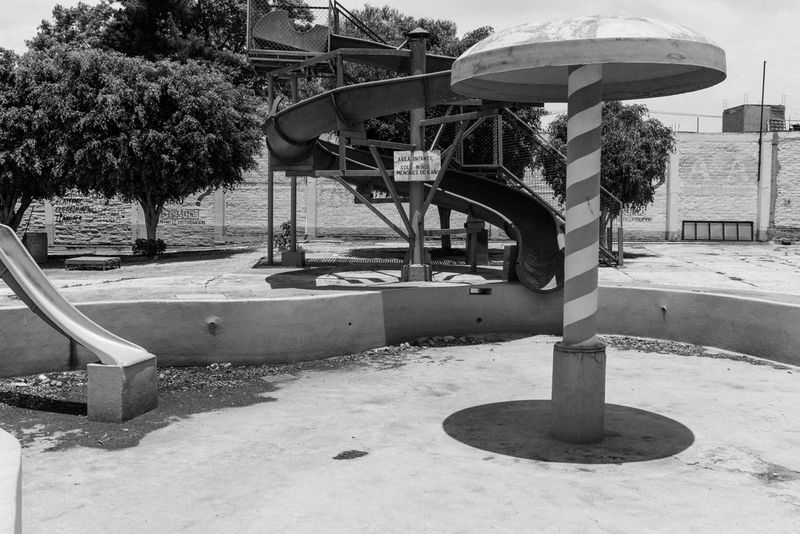 Черно-белое фото, созданное Жеромом Сессини на камеру Canon EOS R5, демонстрирует высохший бассейн в пустом аквапарке в Мексике.