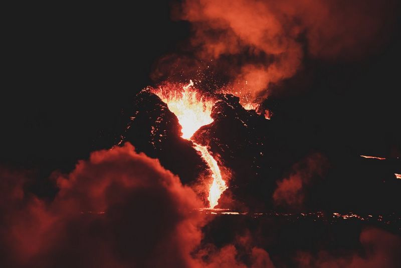 Ночное извержение вулкана.