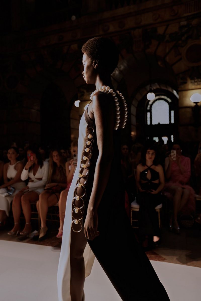  A woman at New York Fashion Week walks down the runway. Taken on a Canon EOS R5 by fashion photographer Leo Faria. 
