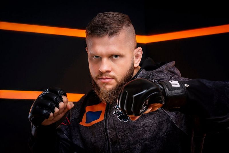 Польский боец UFC Марчин Тыбура держит руки в боевой стойке и смотрит в камеру.